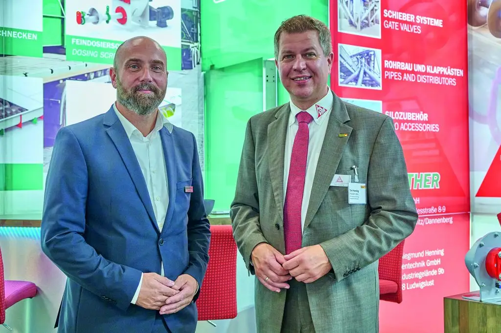 Kai Tönnies von Zuther und rechts von ihm Tom Henning auf dem gemeinsamen Messestand der Zuther und SHA auf der Powtech Technopharm 2025