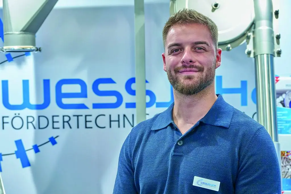 Leon Sartison, Messestandbesetzung beim Unternehmen Telschig auf der Powtech Technopharm 2025