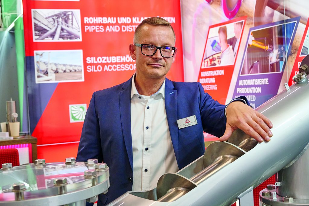 Niko Völz, Messestandbesetzung beim Unternehmen SHA auf der Powtech Technopharm 2025
