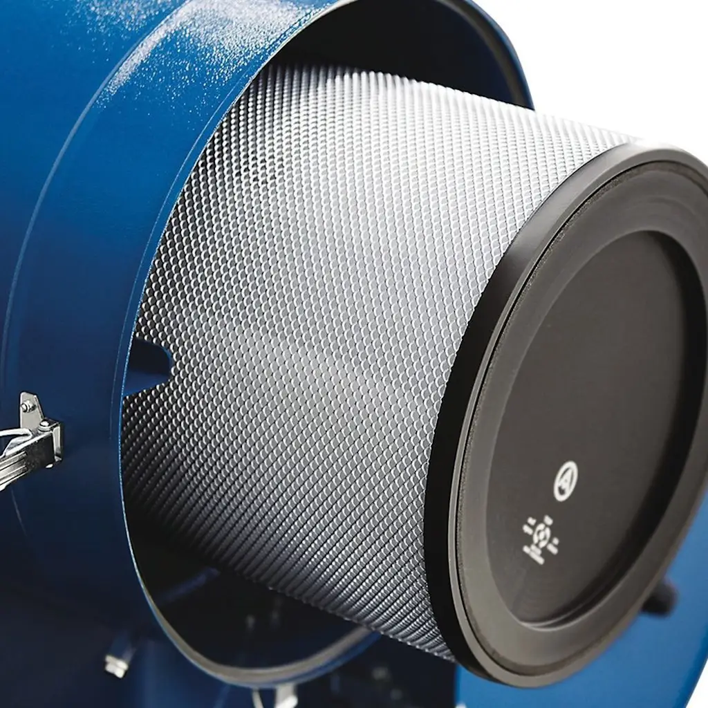 Grauer Filter, der aus einer blauen metallischen Halterung hervorschaut