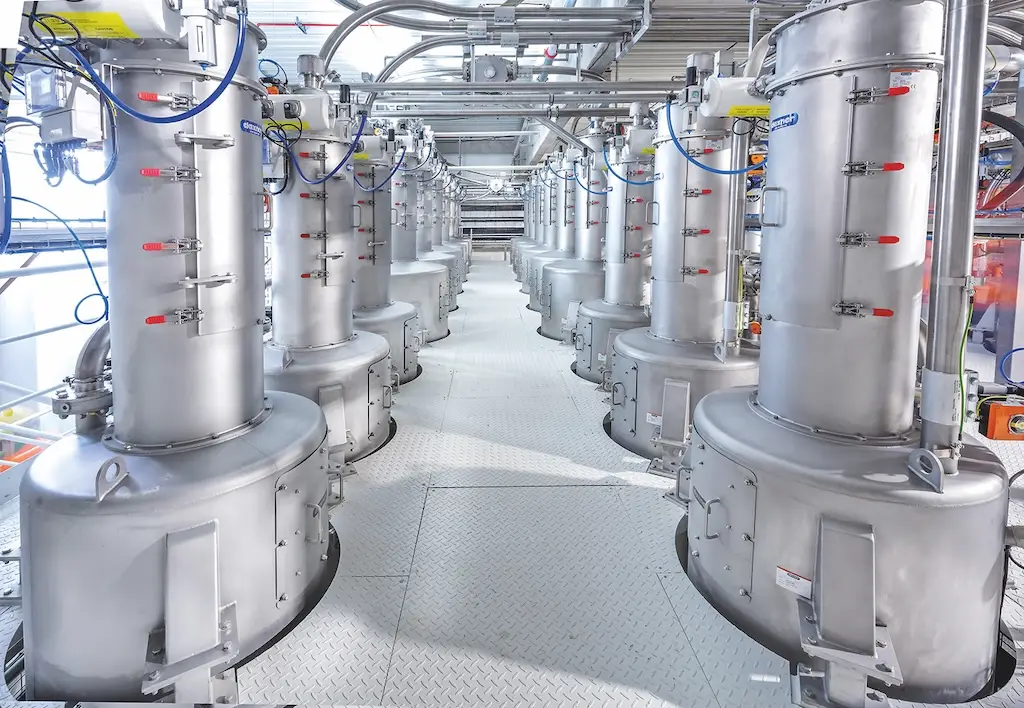 Zwei reihen an Lagerbehältern