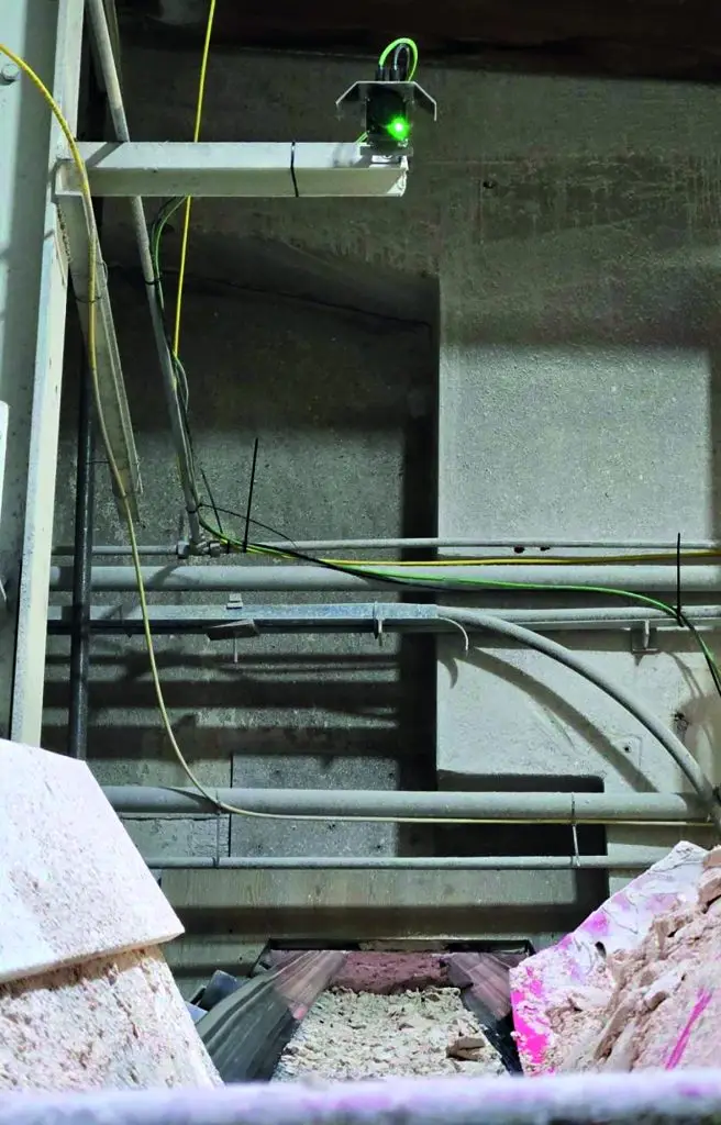 Förderband mit einem Überwachungssensor