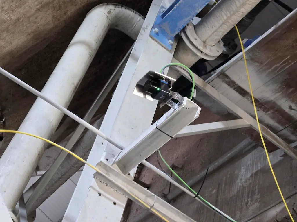 Sensor an Industriehallendecke