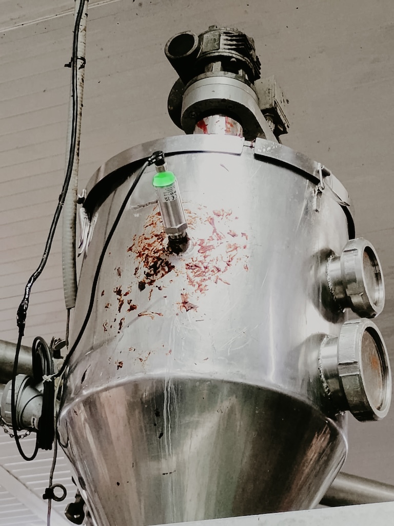 Behälter mit Messsonde in der Tomatensaucenindustrie