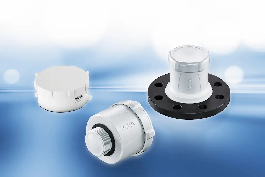 Drei verschiedene Füllstandssensoren vor einem blauen Hintergrund