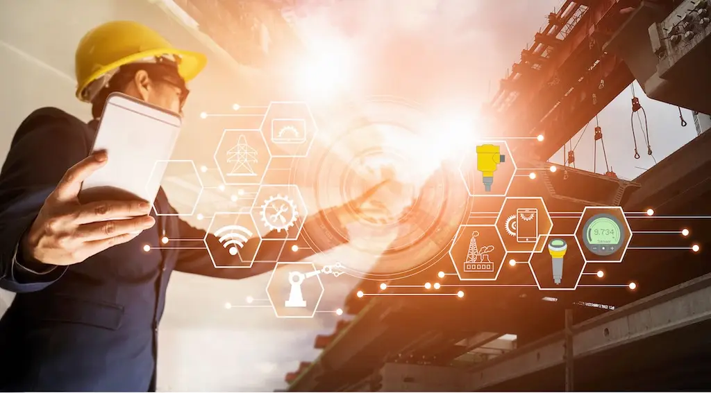 Üerson mit Smartphone in der Hand an einer Baustelle. Sonne im Hintergrund. Im Fordergrund animierte sechsecke mit symbolen