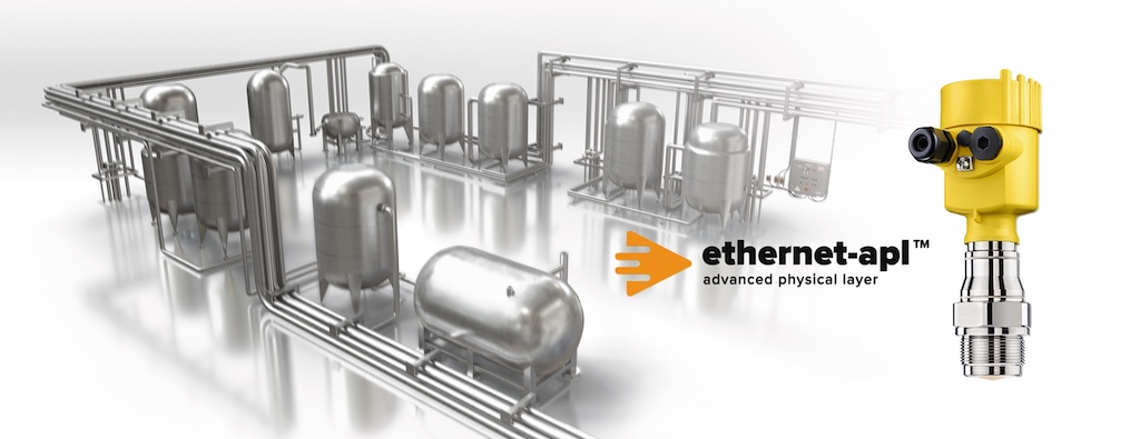 Sensor mit gelbem Kopf vor einer Industrieanlage, die schematisch dargestellt ist