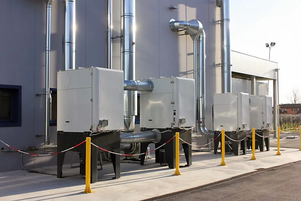 Gebäudewand mit großen Luftfilternanlagen an der Außenwand