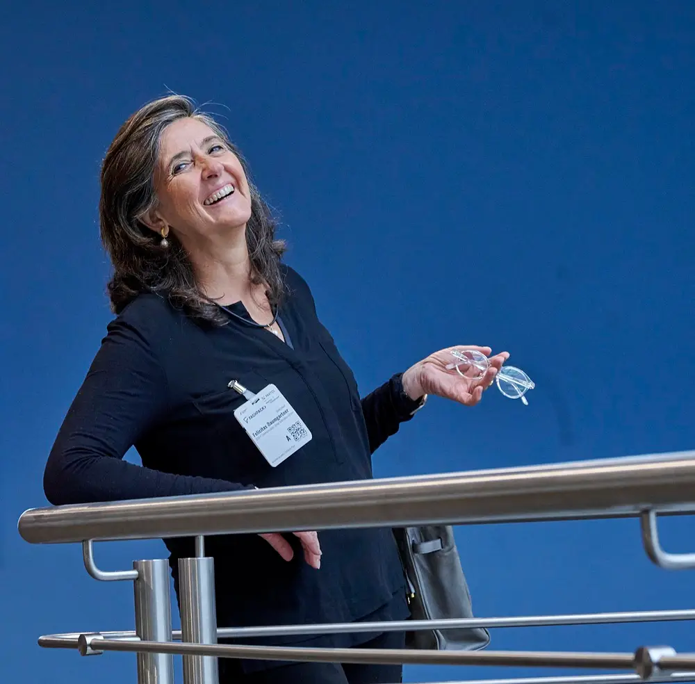 Felicitas Baumgartner an einem Geländer der Powtech in 2025