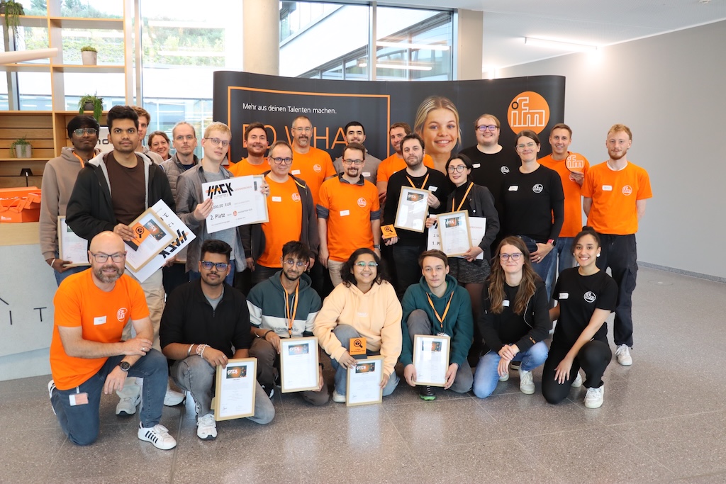 Gruppe von Menschen, teilweise mit orangenen T-Shirts
