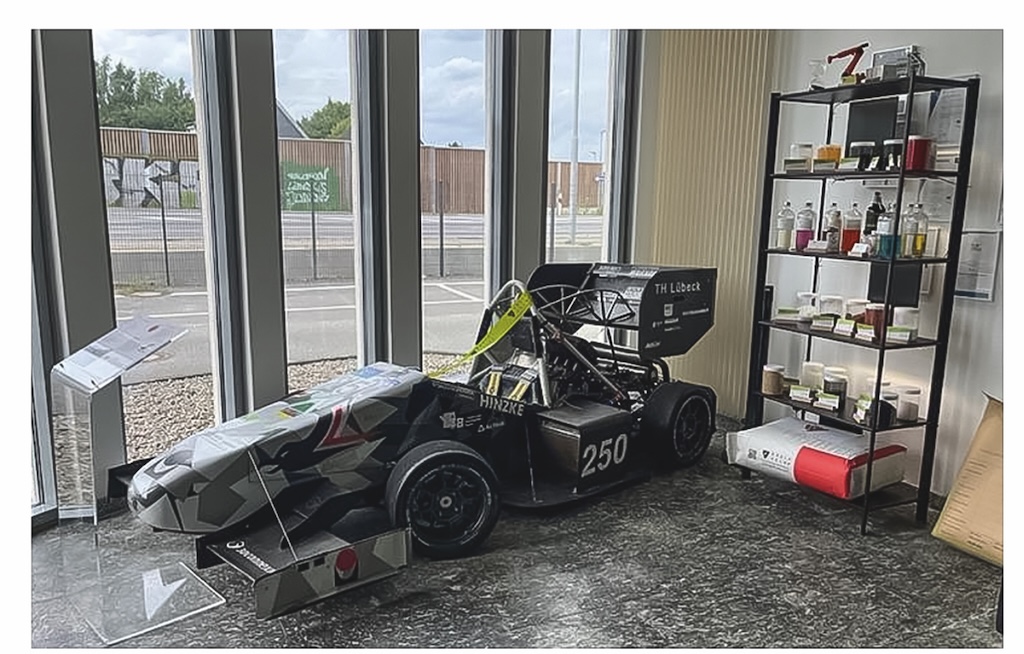 Ein Formula Rennwagen in einem Schaufenster