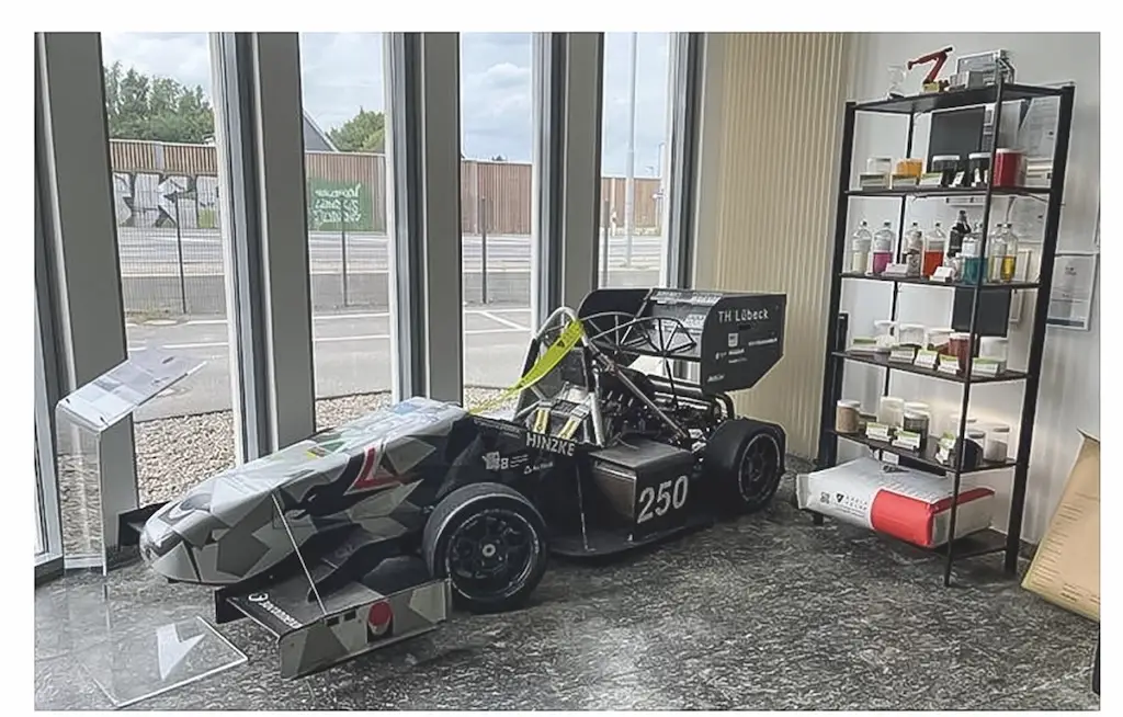 Ein Formula Rennwagen in einem Schaufenster