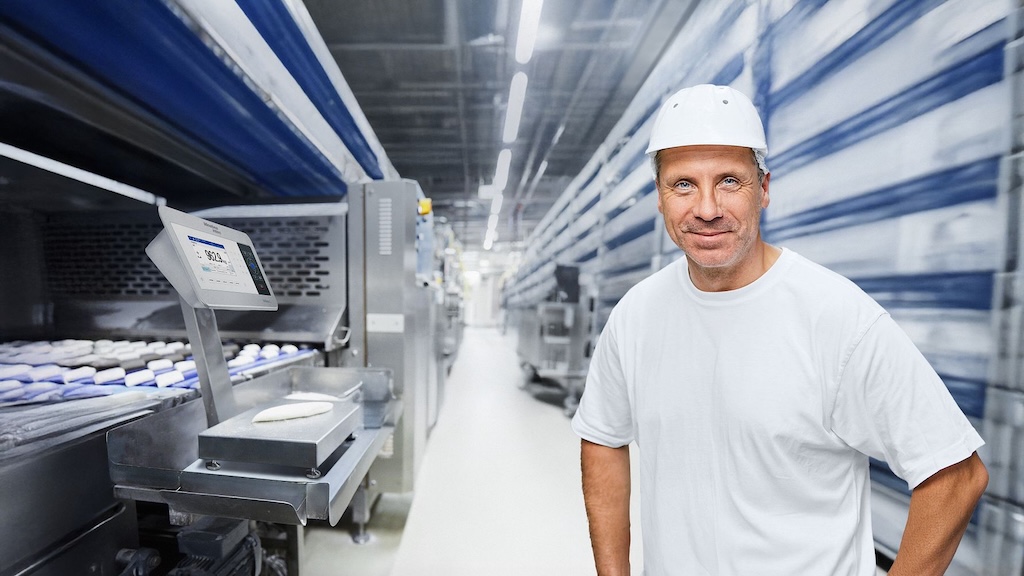 Mann steht in einer Lebensmittelproduktionshalle