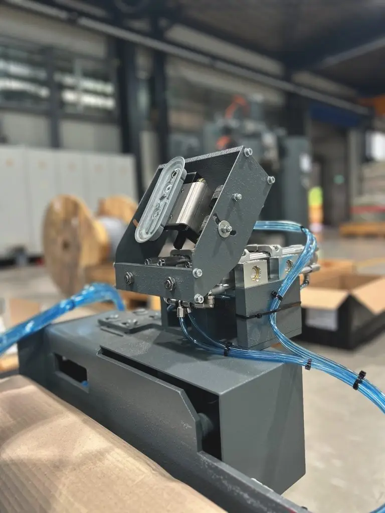 Entleerstation in einer Industriehalle