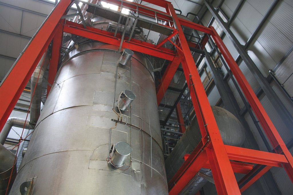 Metallturm aus dem viele zylinderförmige schallschutzhauben herrauskgucken