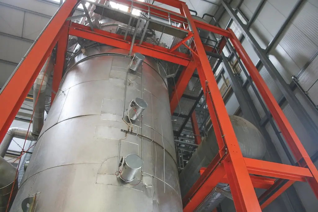 Metallturm aus dem viele zylinderförmige schallschutzhauben herrauskgucken