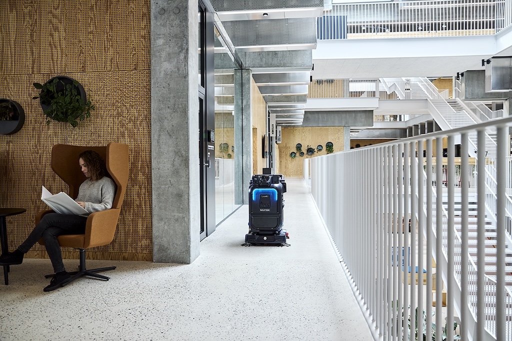 Scheuerroboter fährt durch ein Bürogebäude