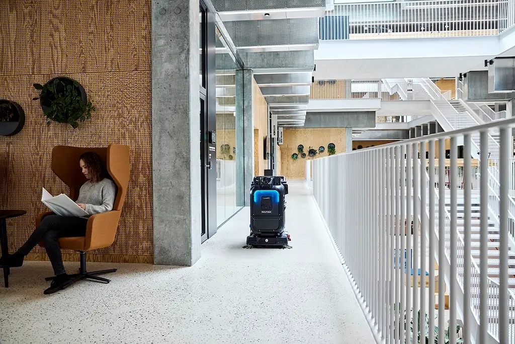 Scheuerroboter fährt durch ein Bürogebäude