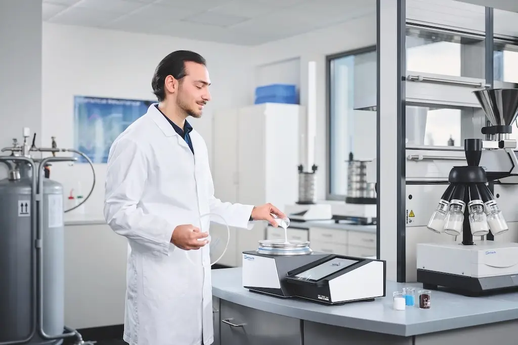 Ein mann in einem Labor