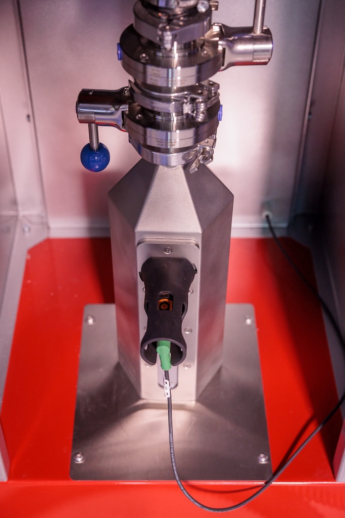 Wir sehen eine Maschiene zur Vorabscheidung im 3D Druck. Der Boden ist rot und maschiene aus metall