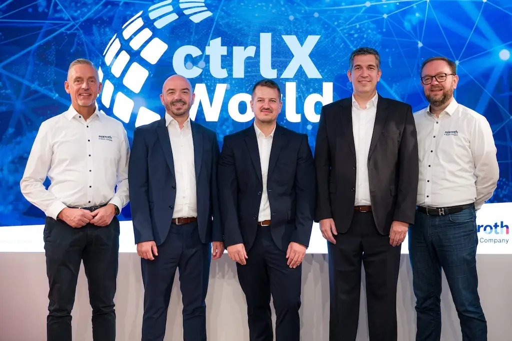 Wir sehen 5 Männer in Hemnd bzw Jacket vor einem Hintergrund der ctrlx world