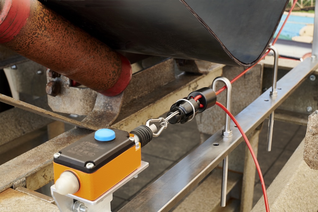 Wir sehen einen Seilzug der mit einem Sensor verbunden ist