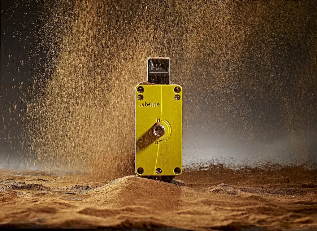 Sicherheitszuhaltungen für explosionsgefährdete Bereiche - gelber, rechteckiger Kasten, mit Gewinde in der Mitte und Verriegelung auf der oberen Seite