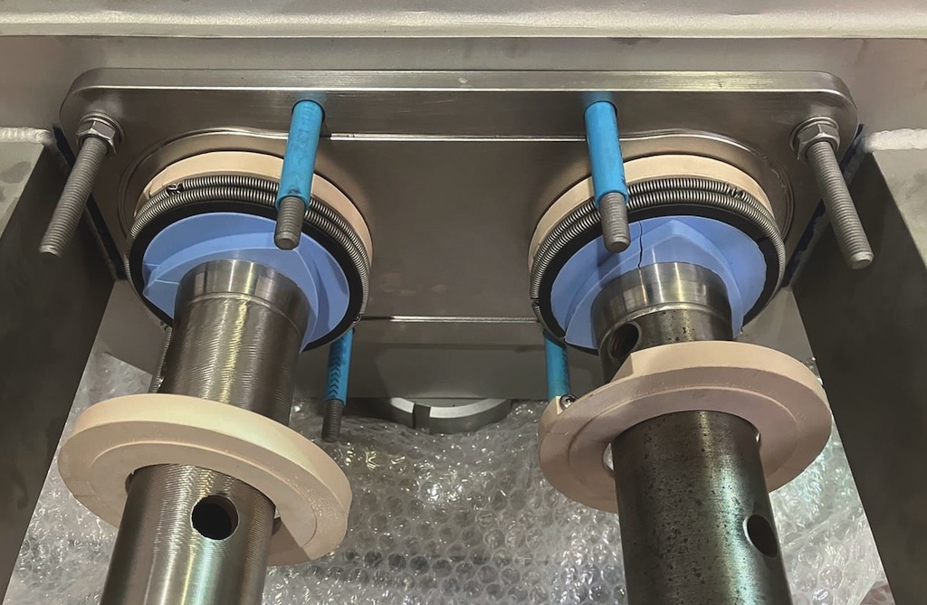 2 Stangen an einer Maschine mit jeweils 2 Dichtungen