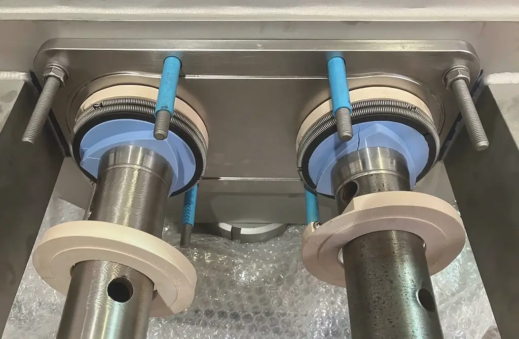 2 Stangen an einer Maschine mit jeweils 2 Dichtungen