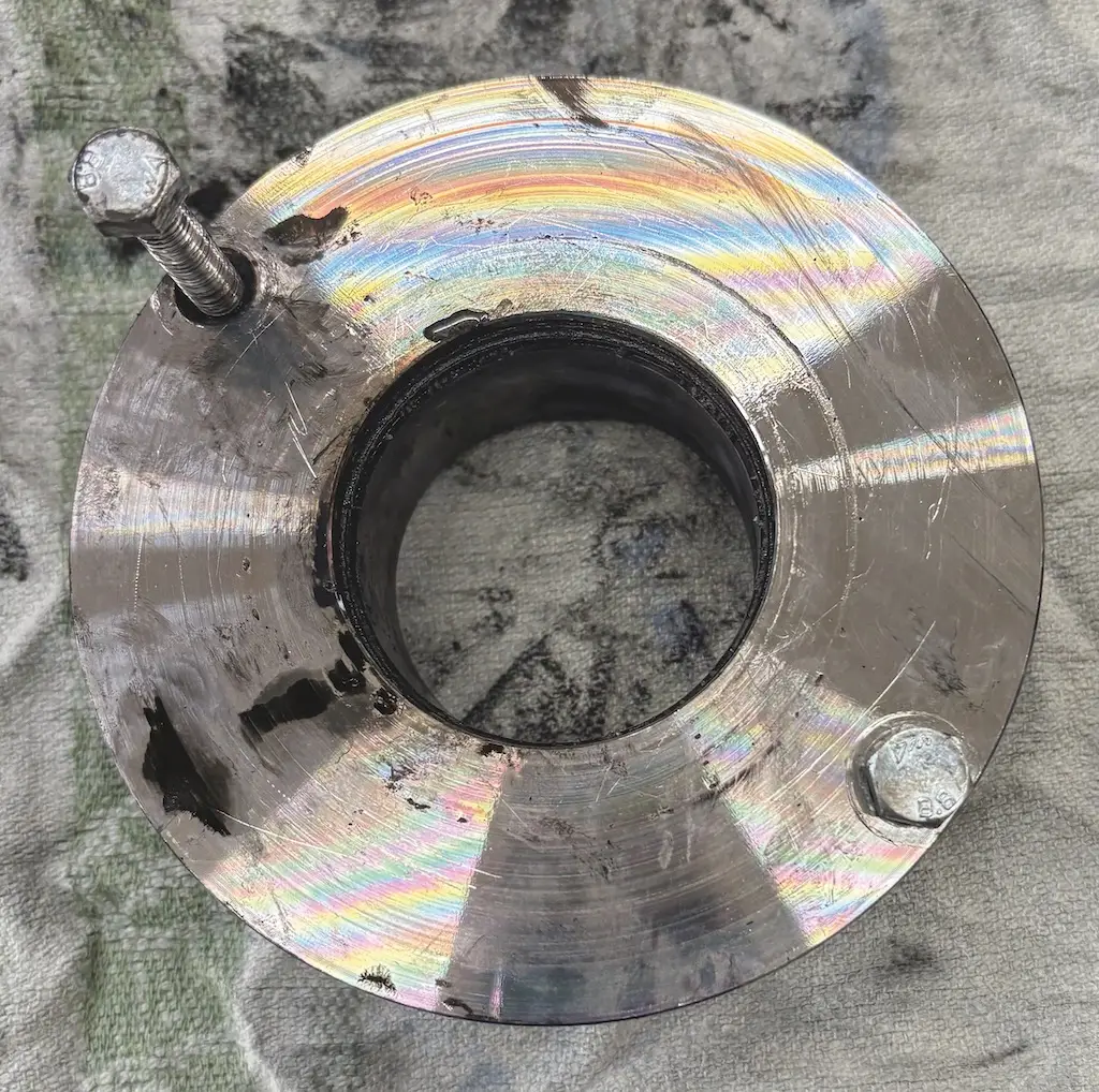 Beschädigter Metallring