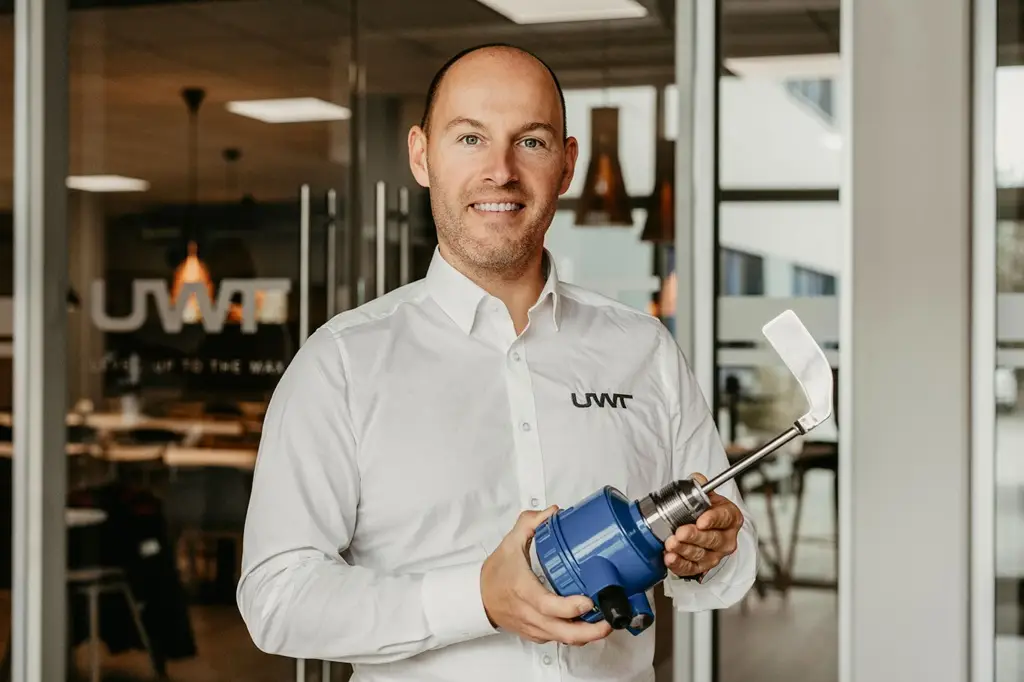 UWT Vertriebsleiter Kevin Walter präsentiert einen Drehflügelmelder Rotonivo®