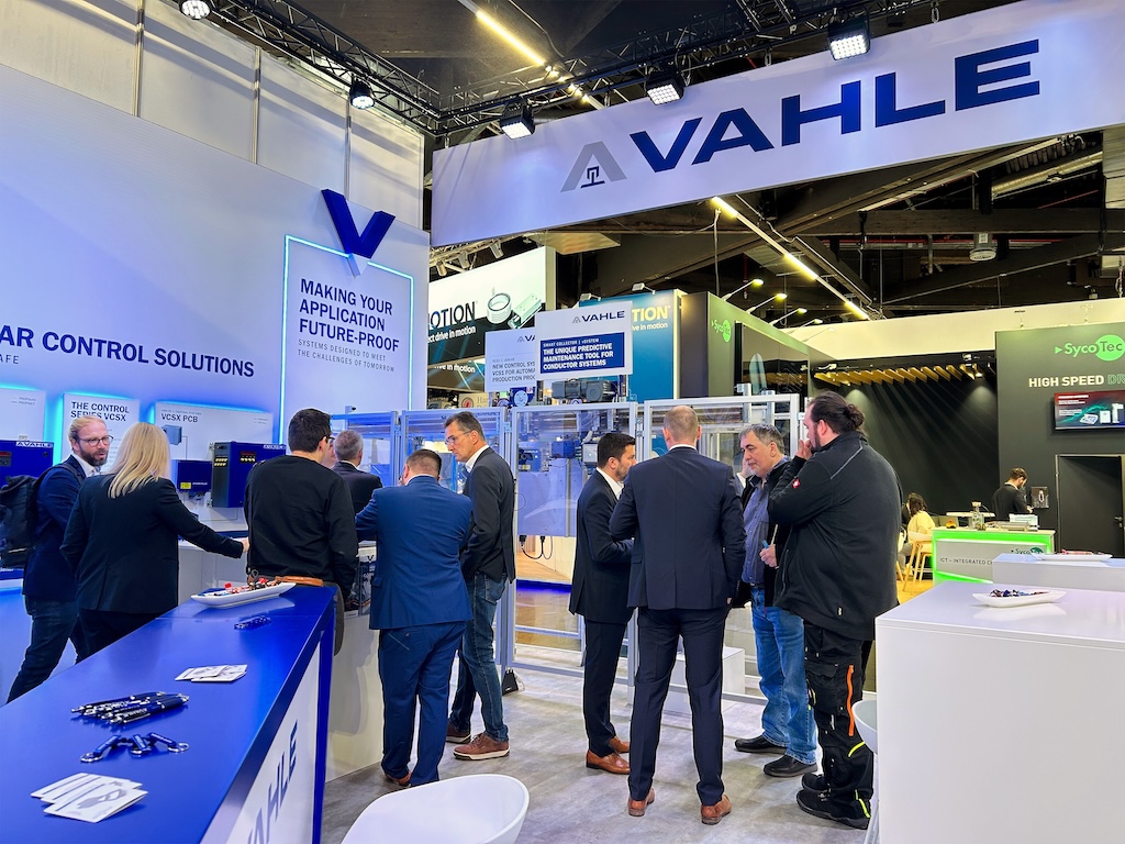 Messe mit Menschen in Anzügen