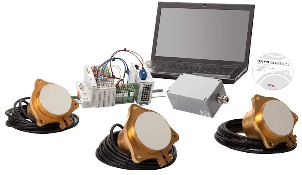 Laptop im Vordergrund, verschiedene Sensoren