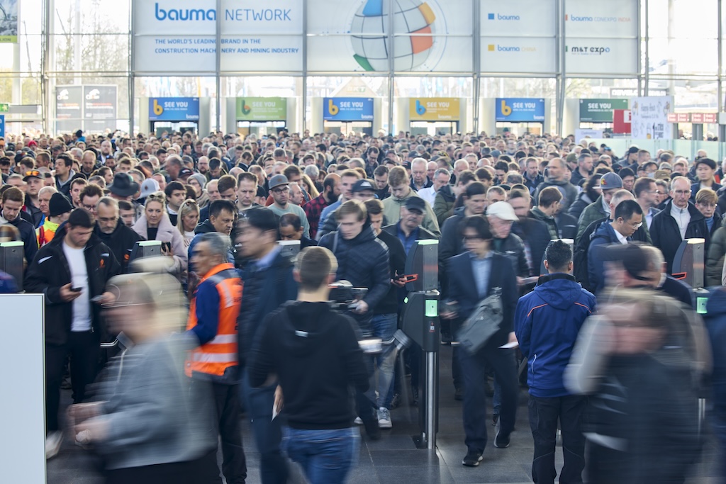 Bild einer Menschenmenge in einer Messehalle