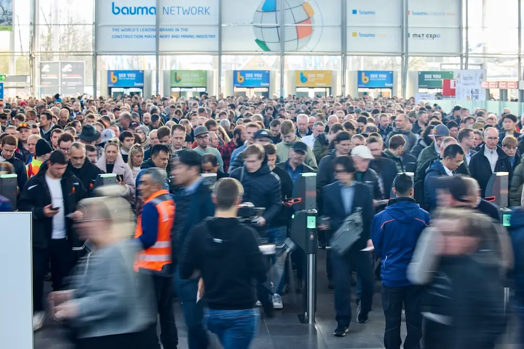 Bild einer Menschenmenge in einer Messehalle