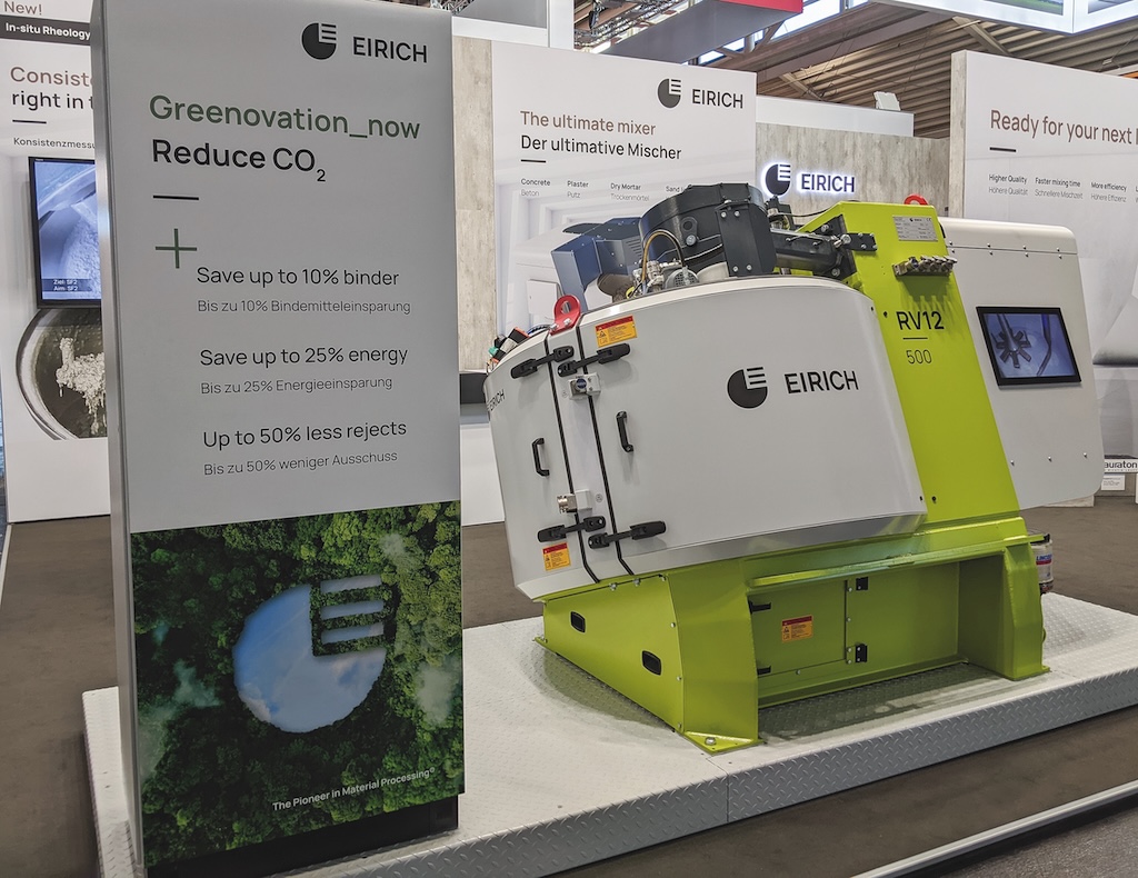 Messestand von Eirich mit einer Maschine und einem Schild über Greenovation