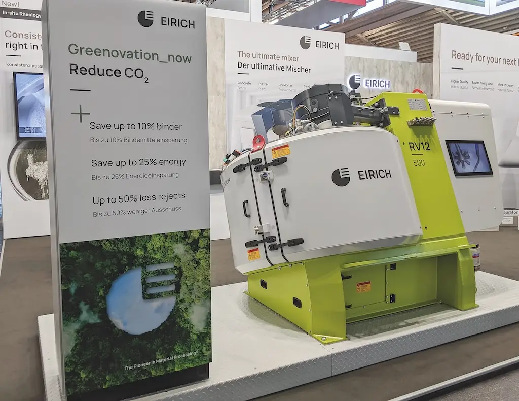 Messestand von Eirich mit einer Maschine und einem Schild über Greenovation