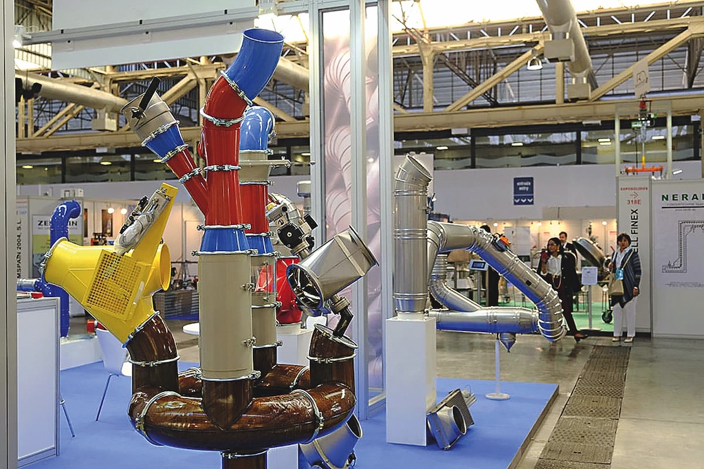 Modelle auf einem Messestand