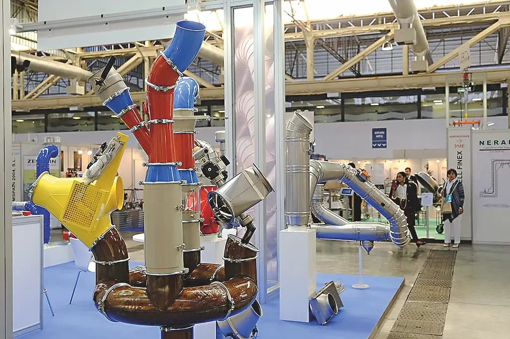 Modelle auf einem Messestand