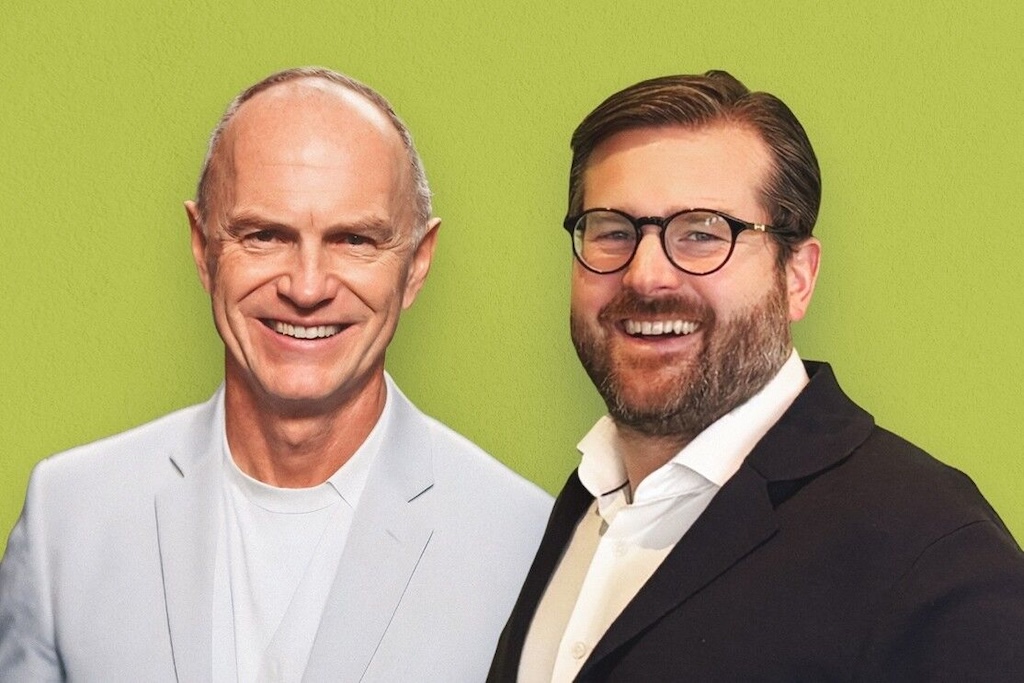 Zwei Männer vor einem grünen Hintergrund