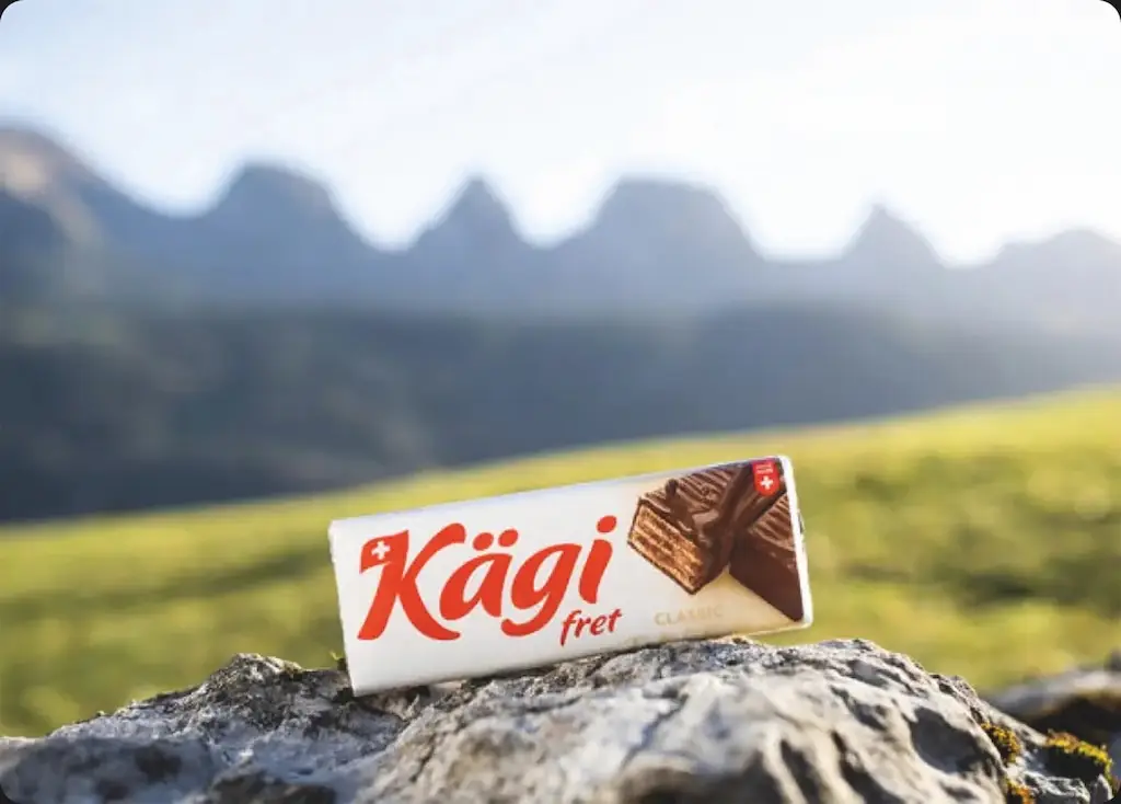 Ein Käfig voller Riegel liegt auf einem Stein im Hintergrund.