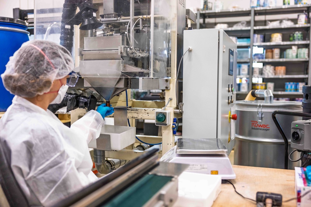 Labor, in dem eine Absaugarm zum einsatz kommt