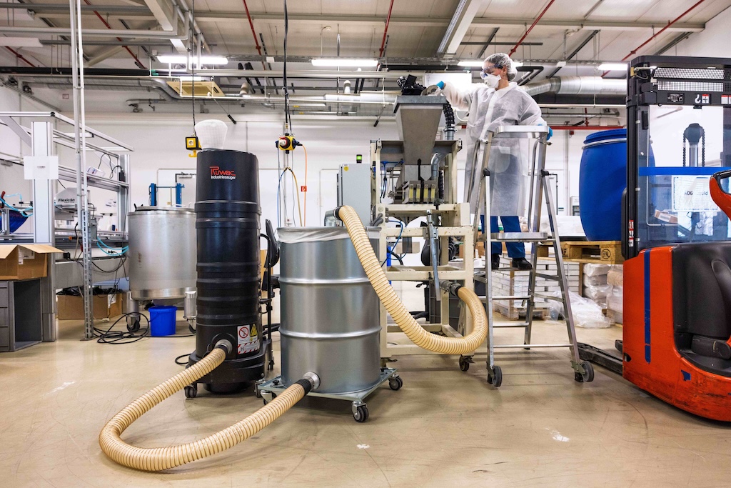 Lagerhalle mit einem Gabelstapler und einem großen Sauger