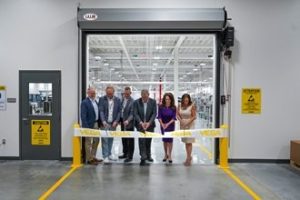 Scott Rollman (von links), Patrick Herrmann, Ron Foltz und John Groom, Diana K. Nelson und Gina Rittinger beim durchschneiden eines Eröffnungsbandes