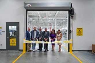 Scott Rollman (von links), Patrick Herrmann, Ron Foltz und John Groom, Diana K. Nelson und Gina Rittinger beim durchschneiden eines Eröffnungsbandes