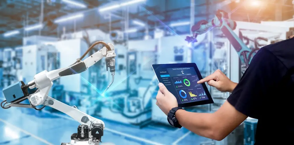 labor im hintergrund. im vordergrund eine ROboterarm und ein mensch an einem Ipad