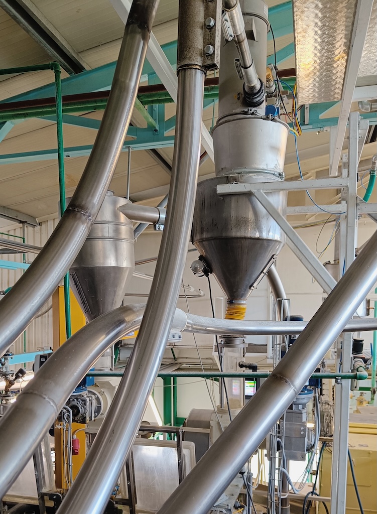 Förderanlage aus vielen Metallrohren für Mehl