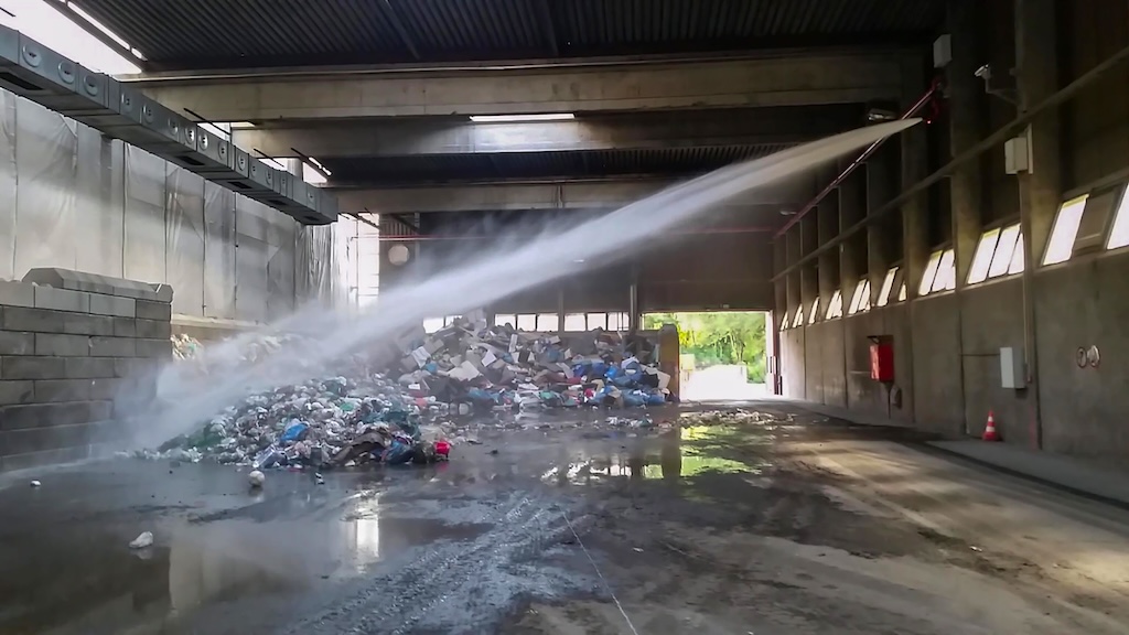 Halle in der durch eine Löschvorrichtung an der Decke ein Feuer gelöscht wird
