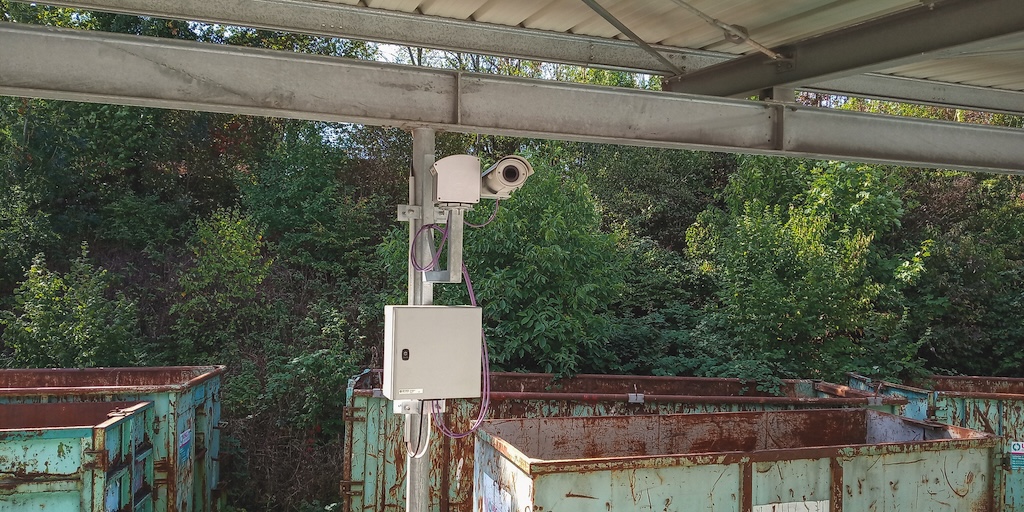 Kamerakasten an einer Hallenstütze