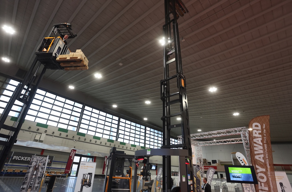 Messehalle mit verschiedenen Kränen und staplern